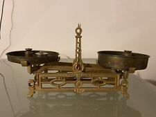 Antica bilancia in metallo da farmacia con pesi