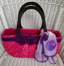 " rebecca molenaar " borsa paglia fucsia, particolari viola e piccolo foulard 
