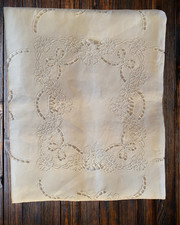 Corredo culla artigianale ricamato a mano – copertina, lenzuolo e federa cuscino