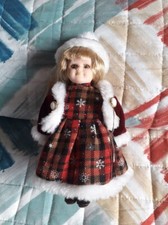 Bambola di ceramica con vestito natalizio