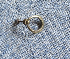 VECCHIA MANIGLIA IN OTTONE AD ANELLO CON VITE IN FERRO PER MOBILI VARI -