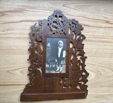 Cornice Da Tavolo Al Traforo In Legno Con Piedistallo E  Foto D’epoca Vintage