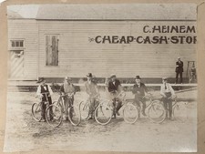 Gruppo biciclette vetrina