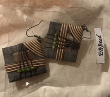 Orecchini in legno fatti a