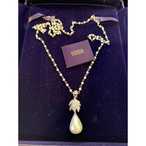 Collana con ciondolo goccia