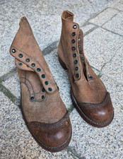 Calzature militari in cuoio. NO REI