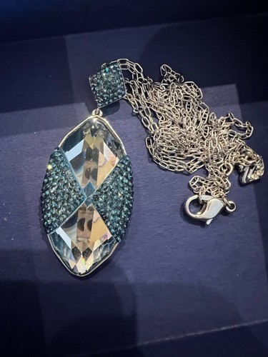 Collana con ciondolo pavè