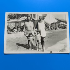UNA FAMIGLIA IN SPIAGGIA