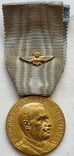 MEDAGLIA VITTORIO EMANUELE III AERONAUTICA MILITARE DORATA REGNO D'ITALIA AEREO