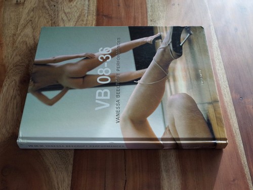 Vanessa beecroft vb 08 - vanessa,