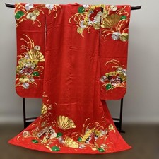 Costume da sposa matrimonio ricamo fiori rossi Furisode noleggio costume