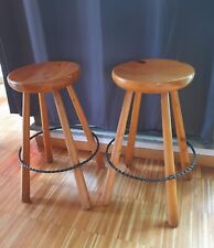 Due sgabelli in massello di legno di pino alti 75 cm, con profilo di ferro attor