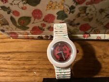 Hip Hop orologio rosa con fiori, il quadrante è rosso. Cinturino di gomma