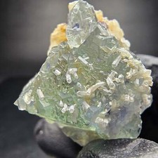 Cubo di fluorite fantasma a