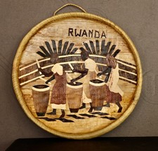 Piatto tondo intrecciato "Rwandan Folf Art 10" da incasso ad anello per appendere espositore.