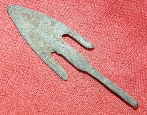 Una vecchia freccia con