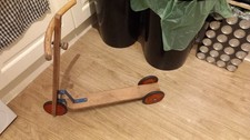 Antico scooter/triciclo in