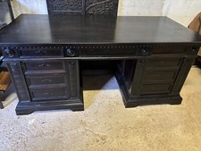 antica scrivania completa di sedie appartenuta ad un personaggio storico Vic.no