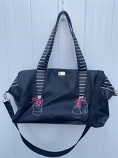 Borsa LUV Betsey Johnson Weekender nera borsone viaggio gambe piedi lacci strisce