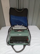 MACCHINA DA SCRIVERE OLIVETTI LETTERA 32,  FUNZIONANTE, CON CUSTODIA.