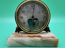 Orologio da tavolo su marmo