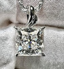 Raro ciondolo solitario