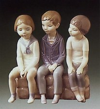 Lladro tre ragazzi seduti