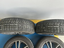 Gomme Invernali Con Cerchi Usati Su Una Jeep Compass In Buono Stato