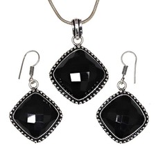 Ciondolo spinale nero pietra