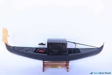 Gondola veneziana dipinta