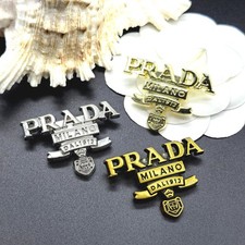 Spilla retrò calda lettera