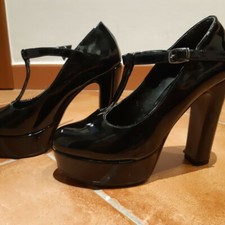 ANNOZERO DECOLTE' DONNA CON