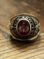 Anello paracadutista anziano