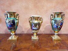 TRIS DI VASI IN PORCELLANA PARIGINA DEL XIX SECOLO CON DECORAZIONI DORATE