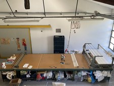 Tavolo da taglio industriale o sartoriale con stenditore.Misure:mt 6 X 1,90.