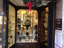 arredamento negozio vetrina ingresso retrobanco e vetrine espositive AFFARE