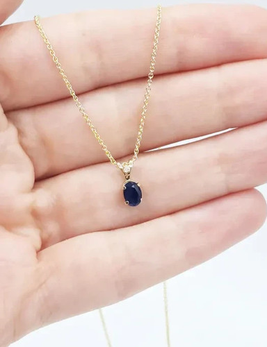 Collana con ciondolo - , due
