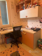 cameretta bambina con letto una piazza, armadio a ponte, scrivania e mensole