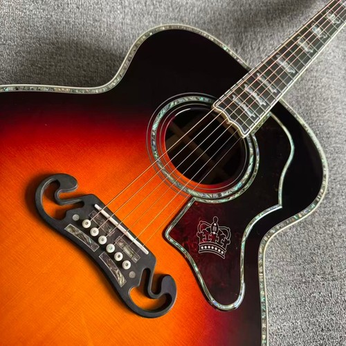 Chitarra acustica interamente