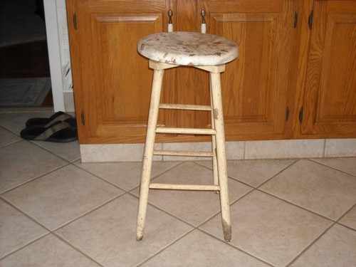 Antico sgabello vintage shabby