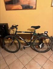 Bici nera da strada e mountain bike