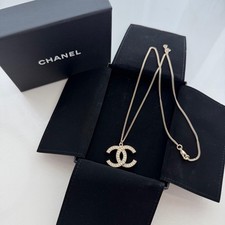 Collana con ciondolo di perle