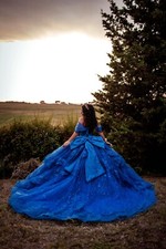 vestito cerimonia donna con lo strascico di colore blu, usato solo una volta 