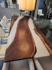 Tavolo bianco epossidico e