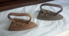 Coppia antichi ferri da stiro vintage in ghisa a piastra piena decorata