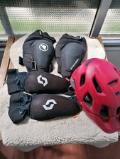 Set protezioni mtb Endura Casco Gomitiere Ginocchiere D30