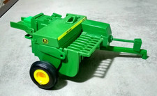 Ertl 1:32 - JOHN DEERE 330 - PRESSA PER BALLINE