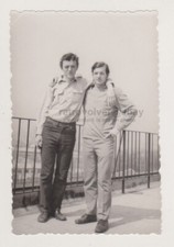 Due giovani uomini belli e