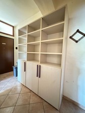 libreria a parete con ante