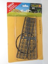 Recinzione in ferro con pali in cemento HO 1/87